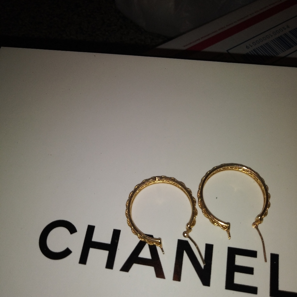 Gold tone earings